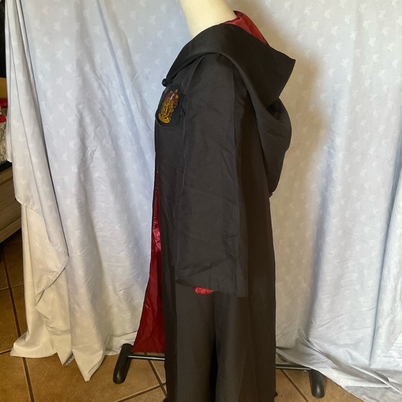 Kids Wizard Costume Robe with Griffindor Crest-Tie and Scarf included - Picture 3 of 12